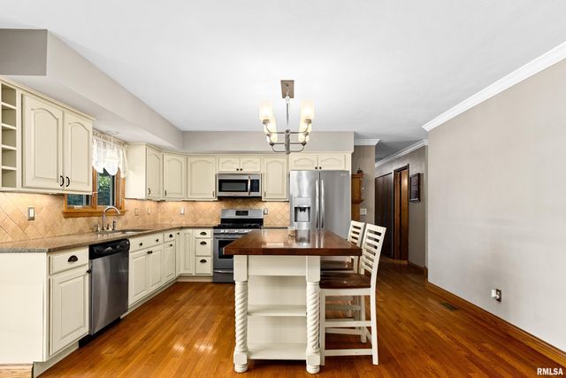 327 ARBOR VITAE Drive, Germantown Hills, IL 61548