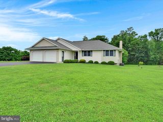 2 HIGHLAND HILLS DR, Fleetwood, PA 19522