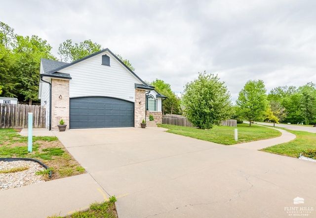 5108 Shadowridge Drive, Manhattan, KS 66503