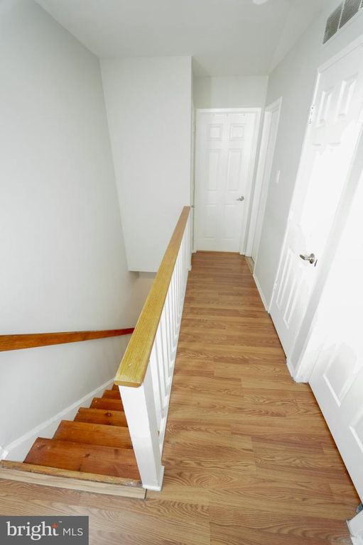 Image 11 of property listing at 7 BRIAN CT, New Castle, DE 19720