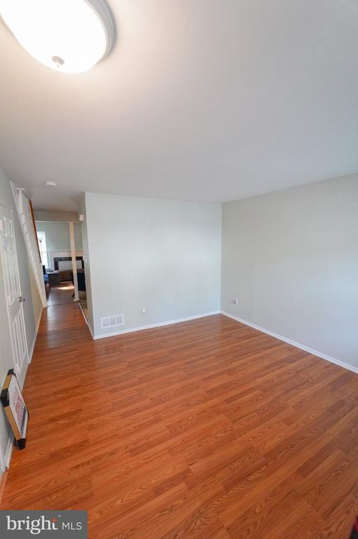 Image 5 of property listing at 7 BRIAN CT, New Castle, DE 19720