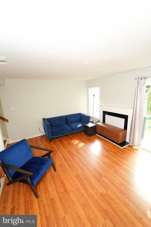 Image 7 of property listing at 7 BRIAN CT, New Castle, DE 19720