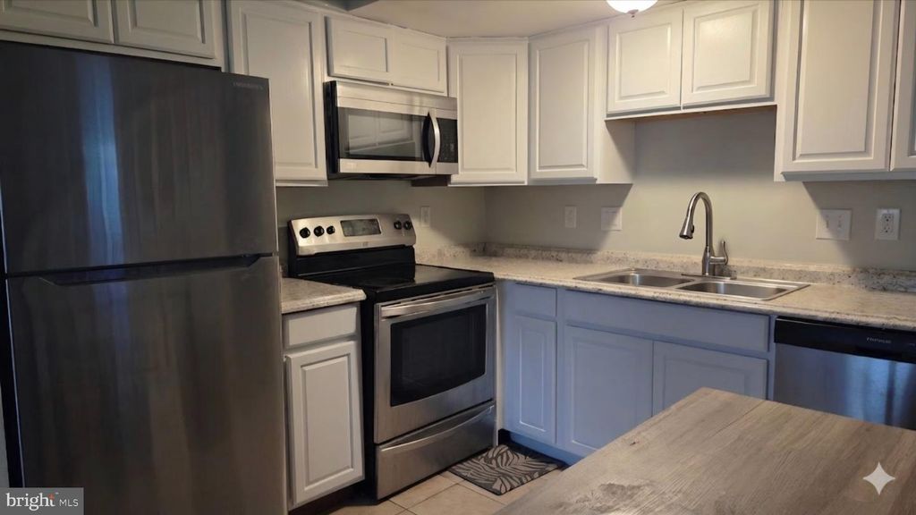 Image 9 of property listing at 7 BRIAN CT, New Castle, DE 19720
