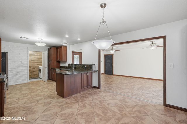 852 S Stuart Place, Tucson, AZ 85710