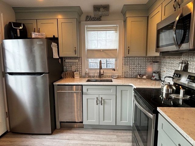 211 Lake Shore Dr, Weymouth, MA 02189