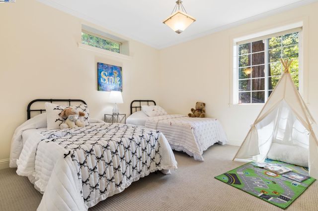 6440 Longcroft Dr, Oakland, CA 94611