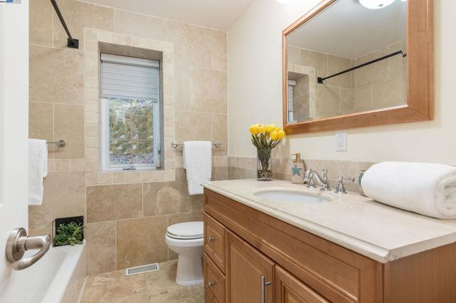 6440 Longcroft Dr, Oakland, CA 94611