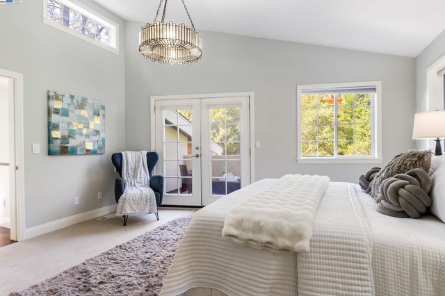 6440 Longcroft Dr, Oakland, CA 94611