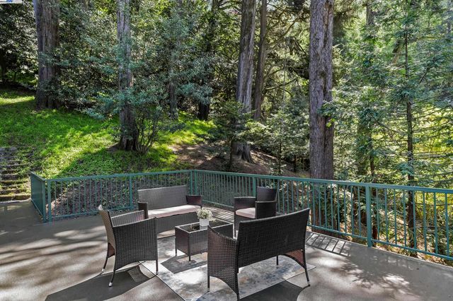 6440 Longcroft Dr, Oakland, CA 94611