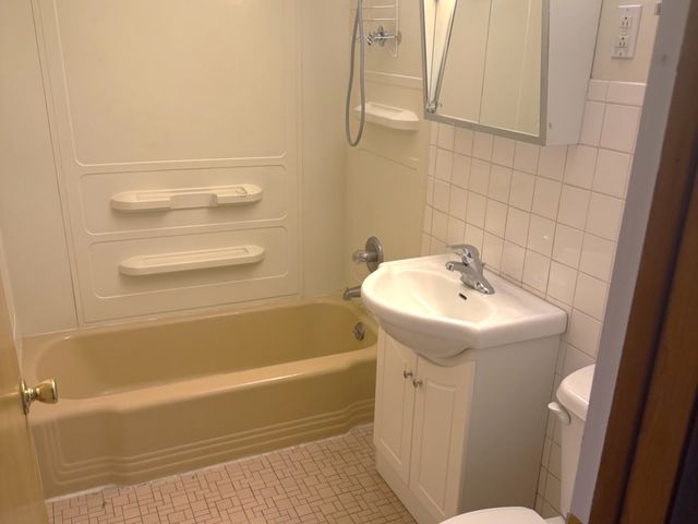 604 N Ardmore Avenue 1W, Villa Park, IL 60181