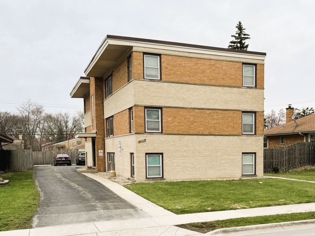 604 N Ardmore Avenue 1W, Villa Park, IL 60181