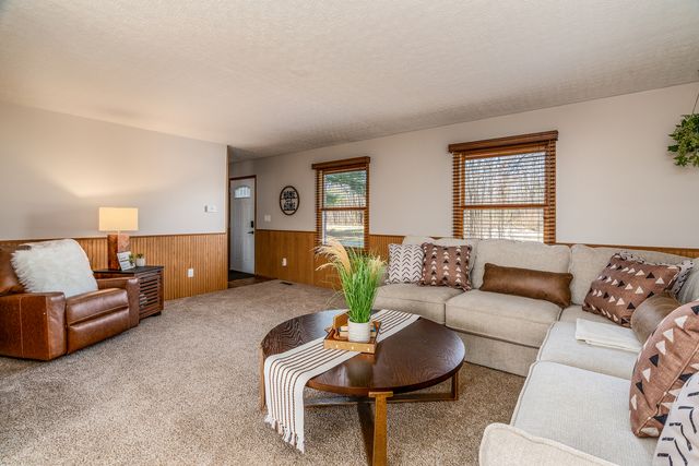 16578 N Oak Hill Lane, Mt Vernon, IL 62864