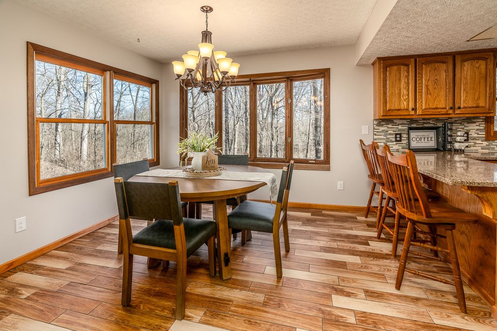 Image 12 of property listing at 16578 N Oak Hill Lane, Mt Vernon, IL 62864