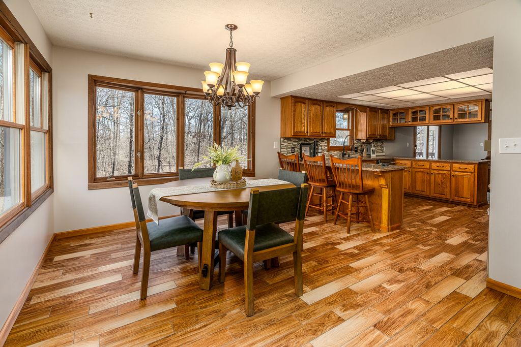 Image 13 of property listing at 16578 N Oak Hill Lane, Mt Vernon, IL 62864