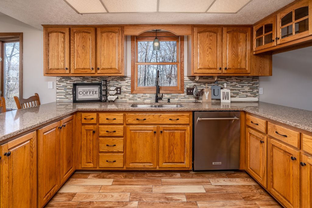 Image 15 of property listing at 16578 N Oak Hill Lane, Mt Vernon, IL 62864