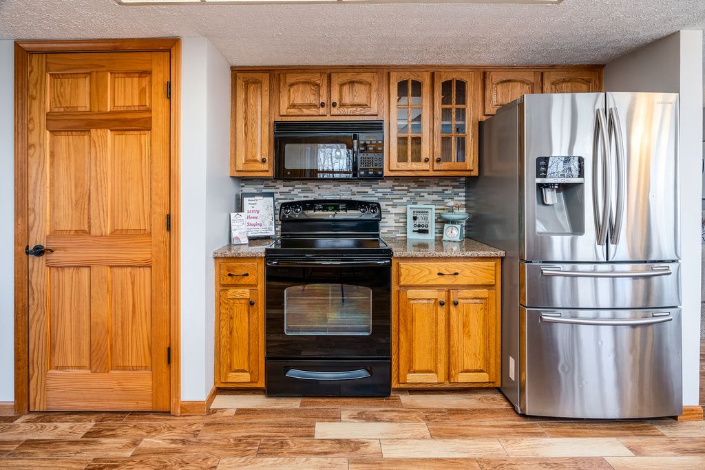 Image 17 of property listing at 16578 N Oak Hill Lane, Mt Vernon, IL 62864