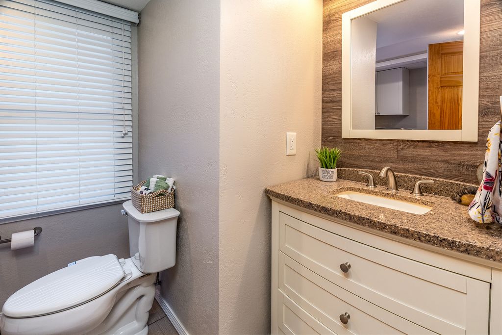 Image 21 of property listing at 16578 N Oak Hill Lane, Mt Vernon, IL 62864