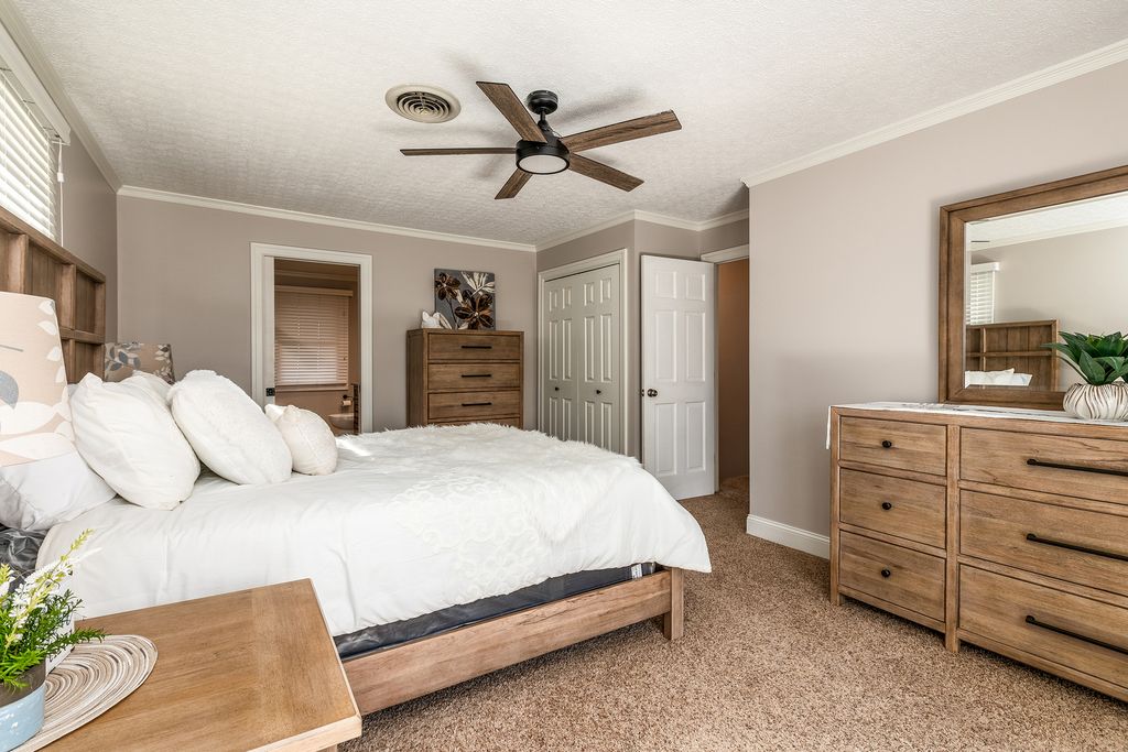 Image 25 of property listing at 16578 N Oak Hill Lane, Mt Vernon, IL 62864