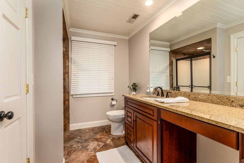 Image 26 of property listing at 16578 N Oak Hill Lane, Mt Vernon, IL 62864