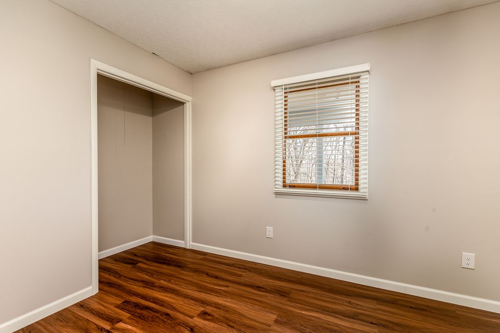 Image 28 of property listing at 16578 N Oak Hill Lane, Mt Vernon, IL 62864