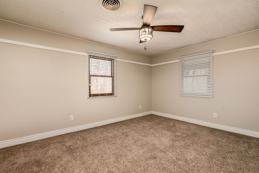 Image 30 of property listing at 16578 N Oak Hill Lane, Mt Vernon, IL 62864