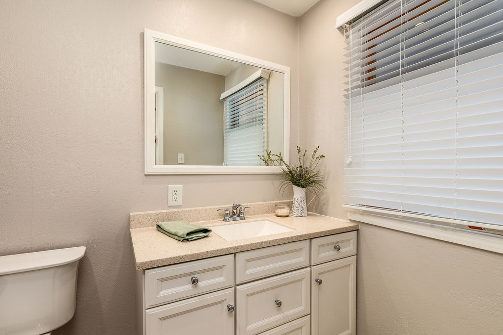 Image 32 of property listing at 16578 N Oak Hill Lane, Mt Vernon, IL 62864