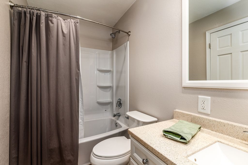 Image 33 of property listing at 16578 N Oak Hill Lane, Mt Vernon, IL 62864