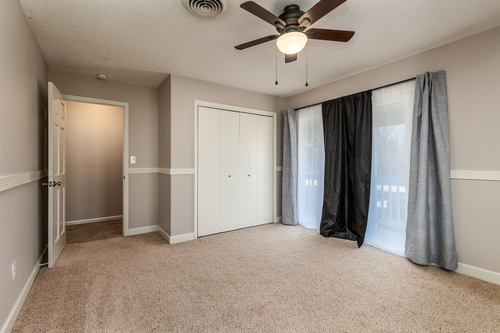 Image 35 of property listing at 16578 N Oak Hill Lane, Mt Vernon, IL 62864