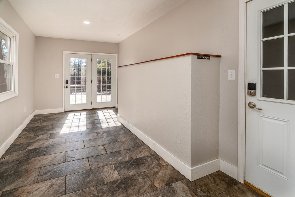 Image 36 of property listing at 16578 N Oak Hill Lane, Mt Vernon, IL 62864