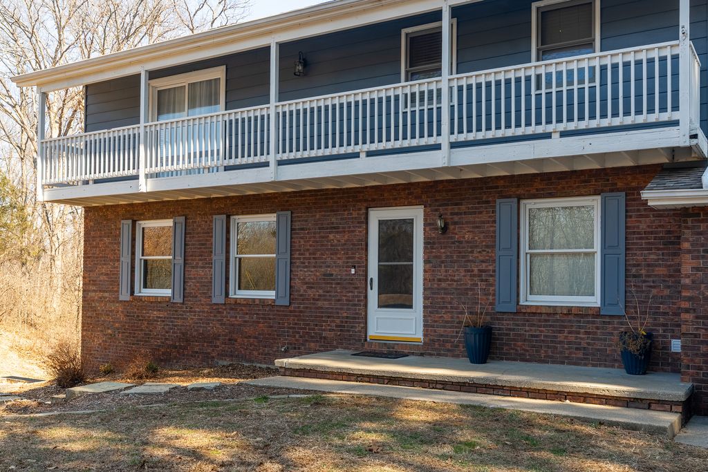 Image 6 of property listing at 16578 N Oak Hill Lane, Mt Vernon, IL 62864