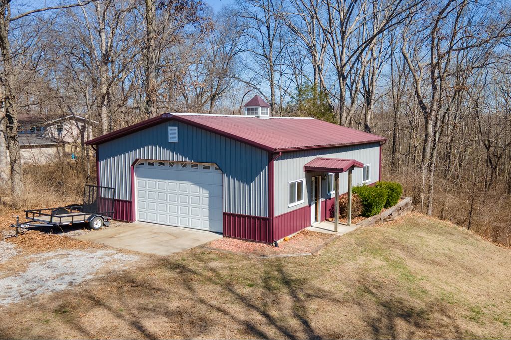 Image 7 of property listing at 16578 N Oak Hill Lane, Mt Vernon, IL 62864