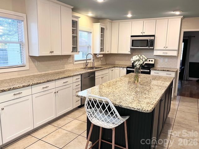496 17th Avenue Drive NE, Hickory, NC 28601