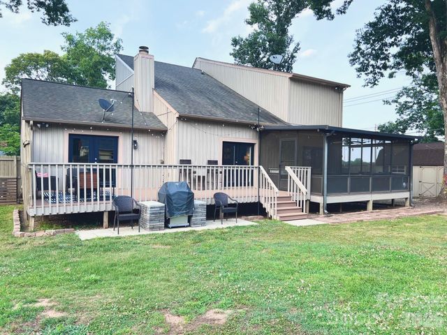 496 17th Avenue Drive NE, Hickory, NC 28601