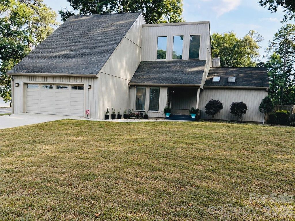 496 17th Avenue Drive NE, Hickory, NC 28601