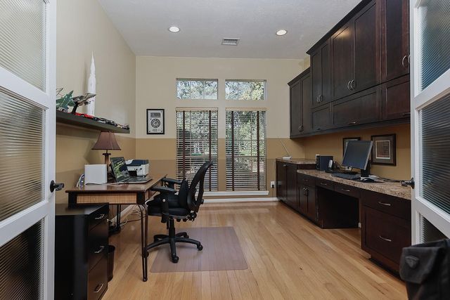 2 Taper Glow Place, The Woodlands, TX 77381