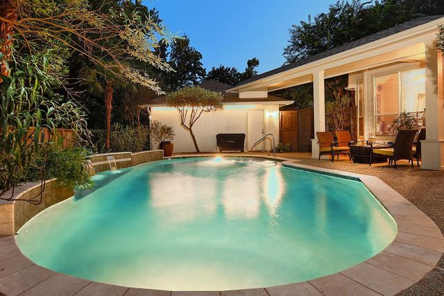 2 Taper Glow Place, The Woodlands, TX 77381