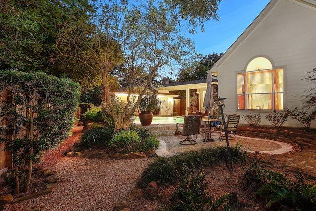 2 Taper Glow Place, The Woodlands, TX 77381