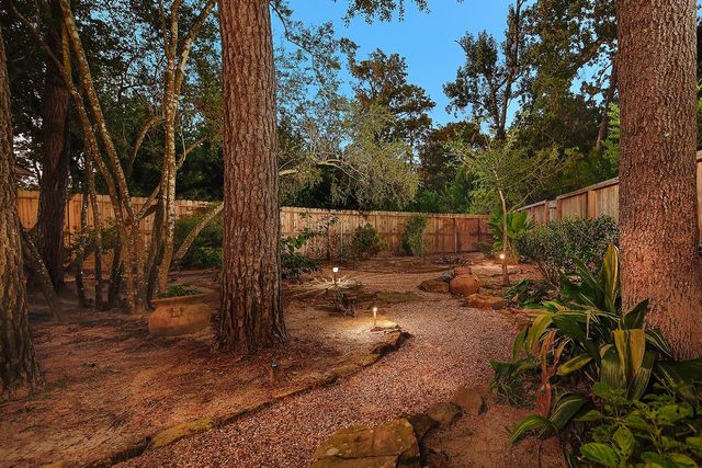 2 Taper Glow Place, The Woodlands, TX 77381