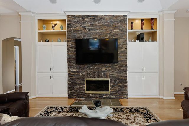 2 Taper Glow Place, The Woodlands, TX 77381