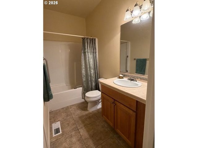 255 ASTRO Dr, Kelso, WA 98626