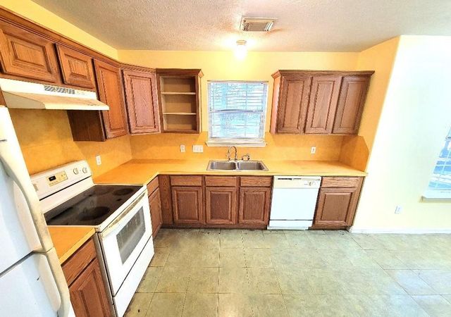 1801 Coe Road, Pinehurst, TX 77362