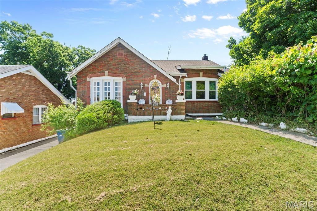 3738 Lawler Drive, St Louis, MO 63121