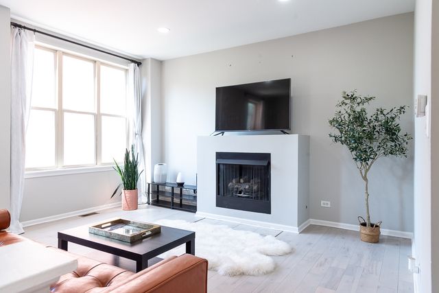 706 W Evergreen Avenue, Chicago, IL 60610