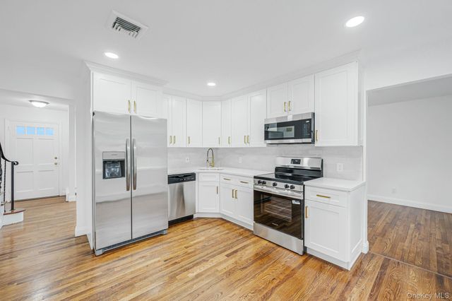 7 Spruce Court, Huntington, NY 11743