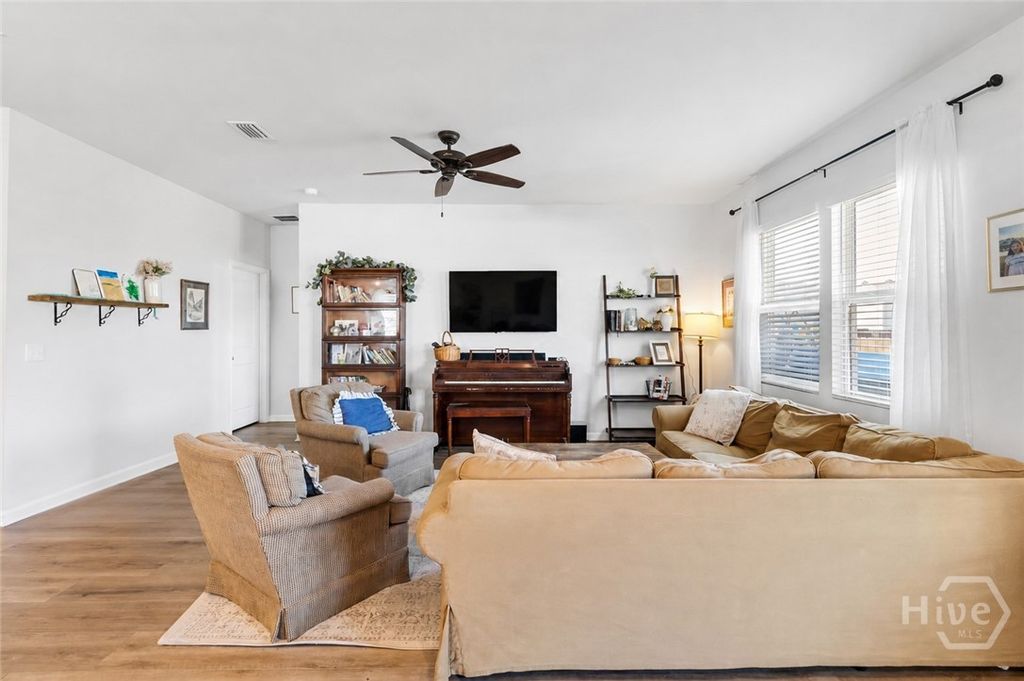 Image 7 of property listing at 134 Crosstown Avenue, Richmond Hill, GA 31324