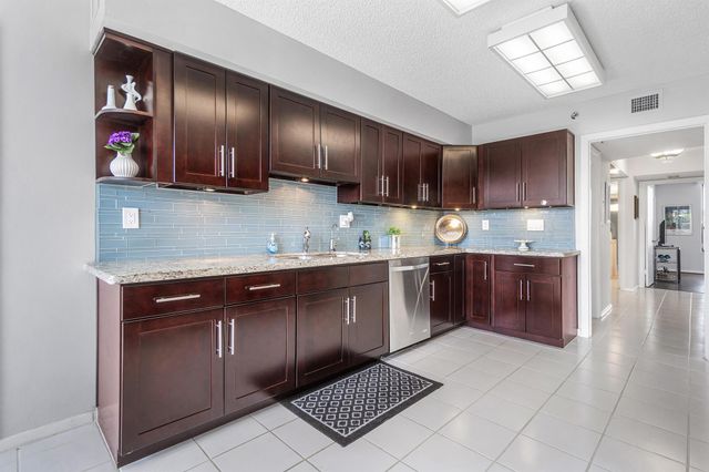 7572 Regency Lake Drive 401, Boca Raton, FL 33433