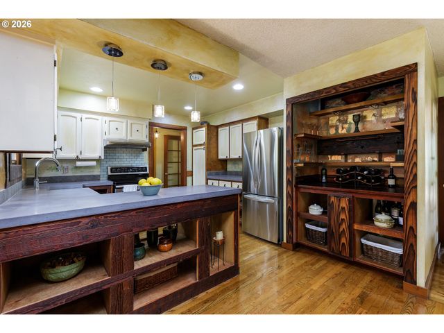 370 Sw 4TH St, Gresham, OR 97080
