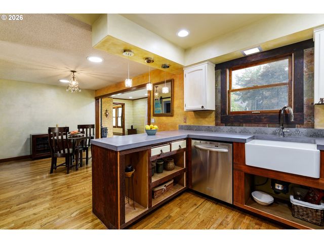 370 Sw 4TH St, Gresham, OR 97080