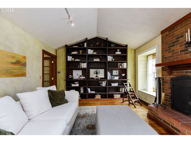 370 Sw 4TH St, Gresham, OR 97080