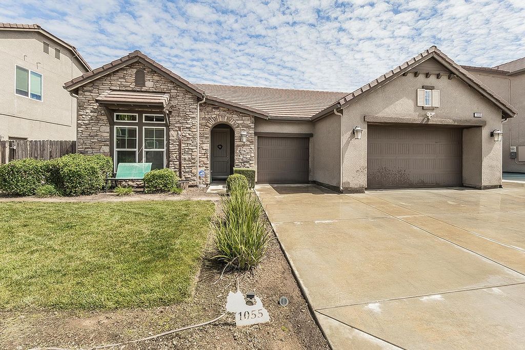 1055 Agua Dulce Avenue, Clovis, CA 93619
